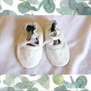 Robeez White baby shoes